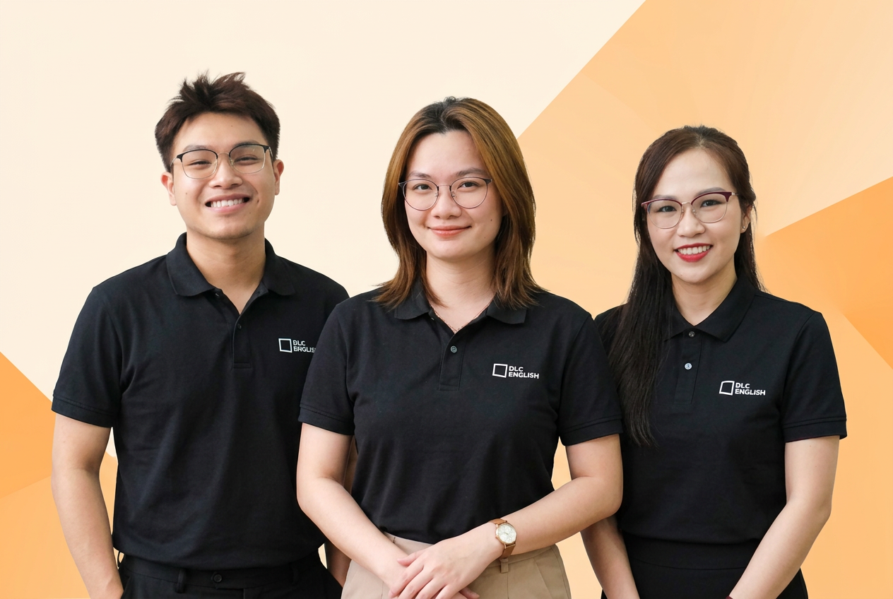 Đội ngũ giáo viên DLC English trong áo thun đồng phục đen